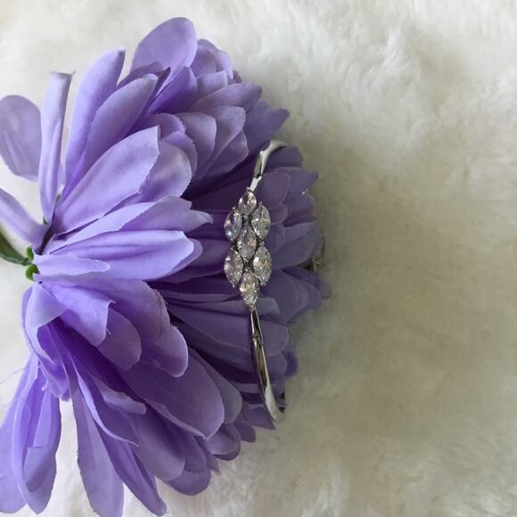 Elegant Silver Crystal Flower Bracelet - Picture 2 of 12